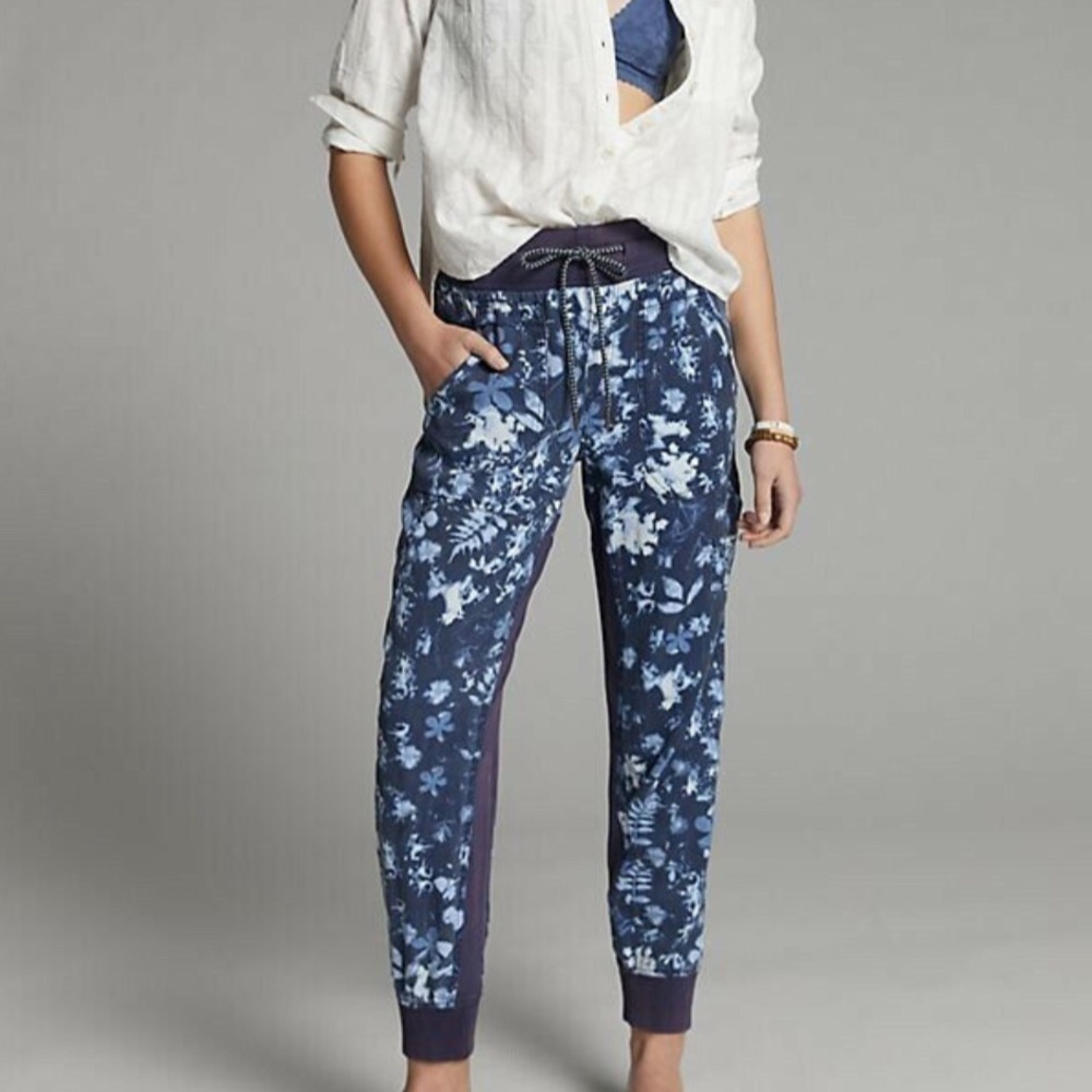 ANTHROPOLOGIE The Nomad floral joggers Size XS. NWT